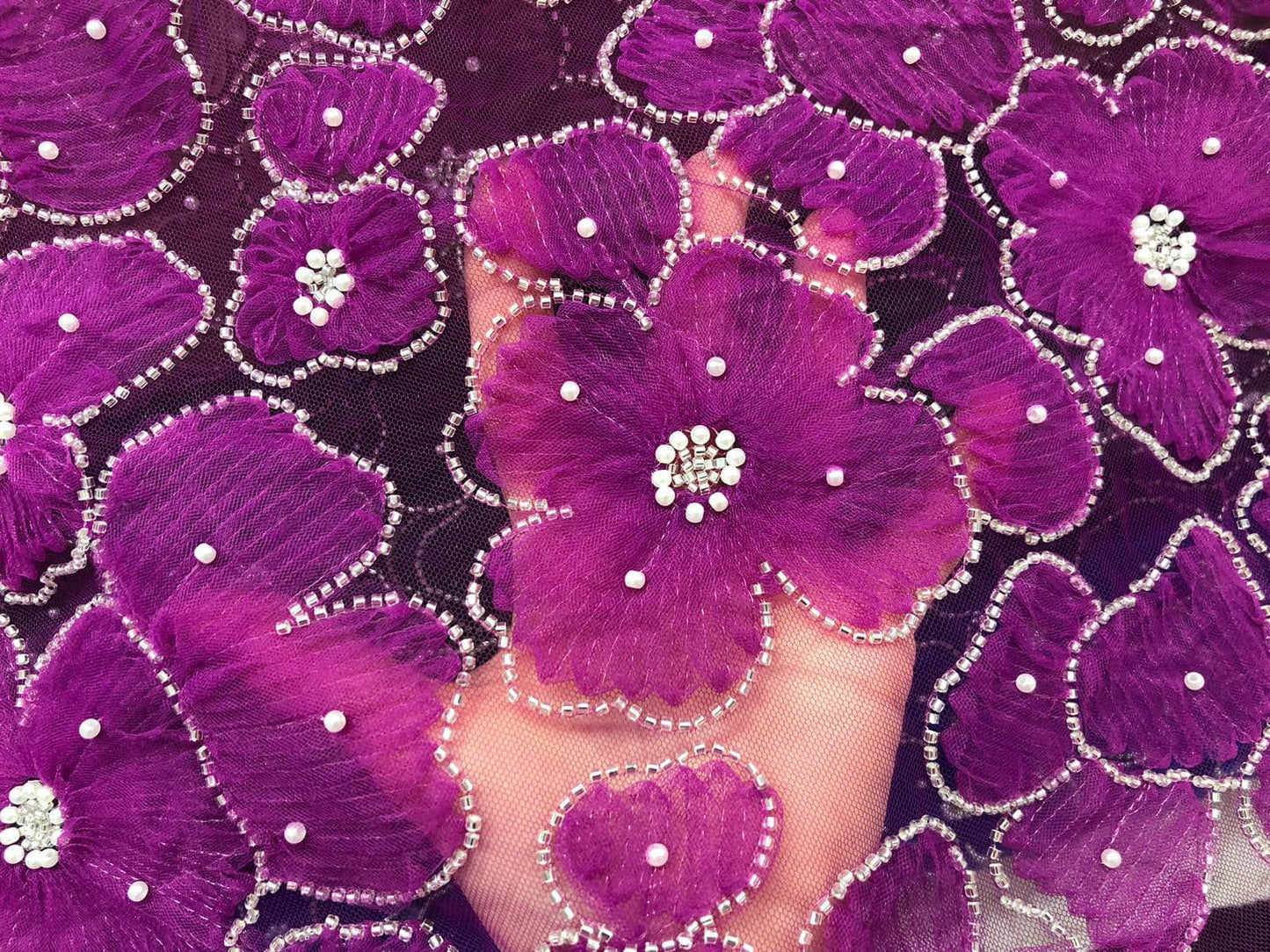 Broderie pe tulle cu floricele, Mov