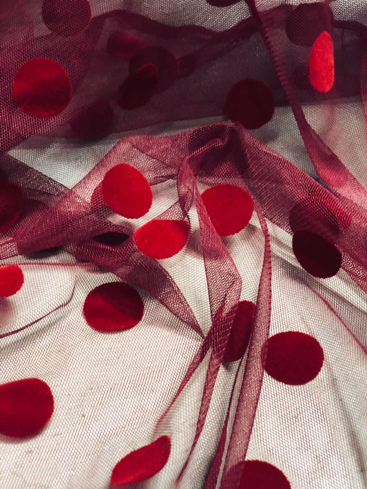 Tulle visiniu cu buline de catifea