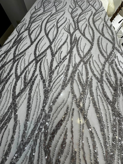 Broderie argintie, accesorizata cu paiete si margele / MODEL EMEL