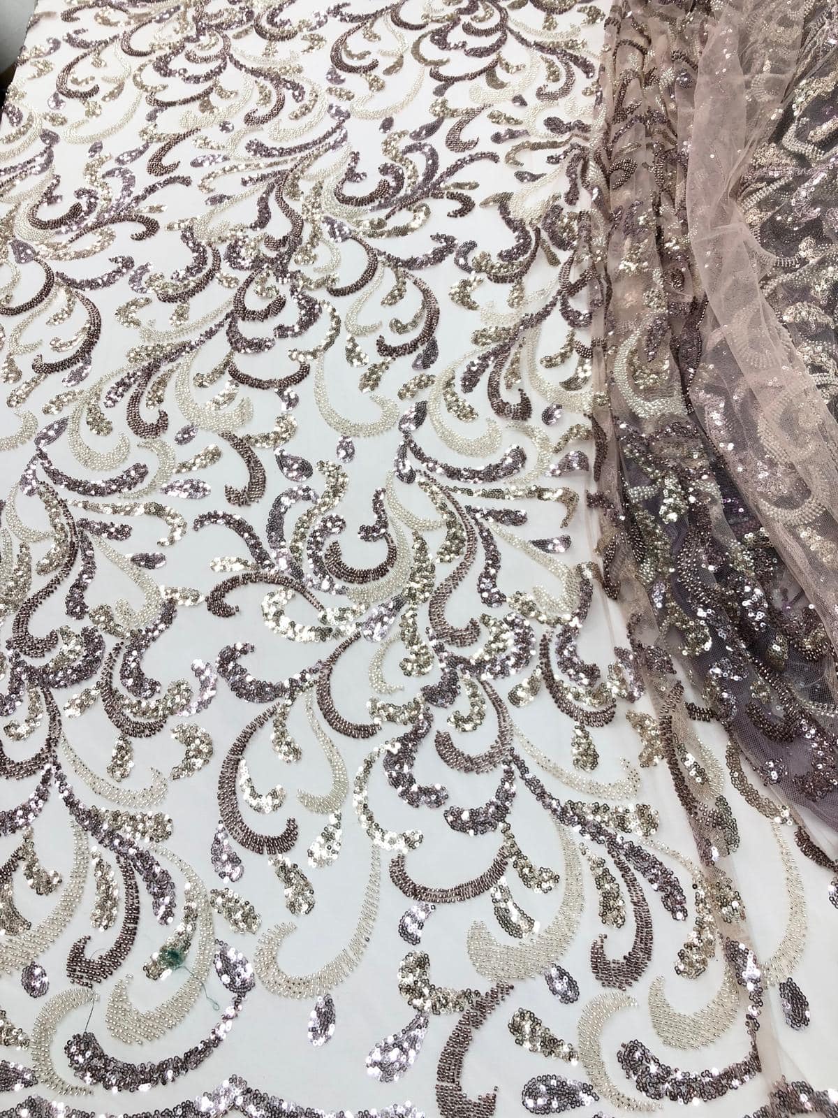 Broderie accesorizata cu paiete si margele / MODEL AMELIA - VARIANTA 2