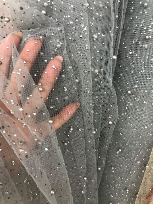 Tulle accesorizat cu strasuri si perle , Gri