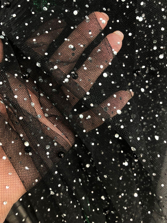 Tulle negru accesorizat cu strasuri si perle argintii