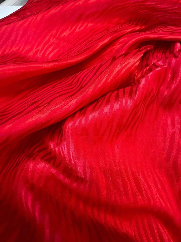 Satin Jacquard , Model Linii, Rosu , Cupon Disponibil 6m