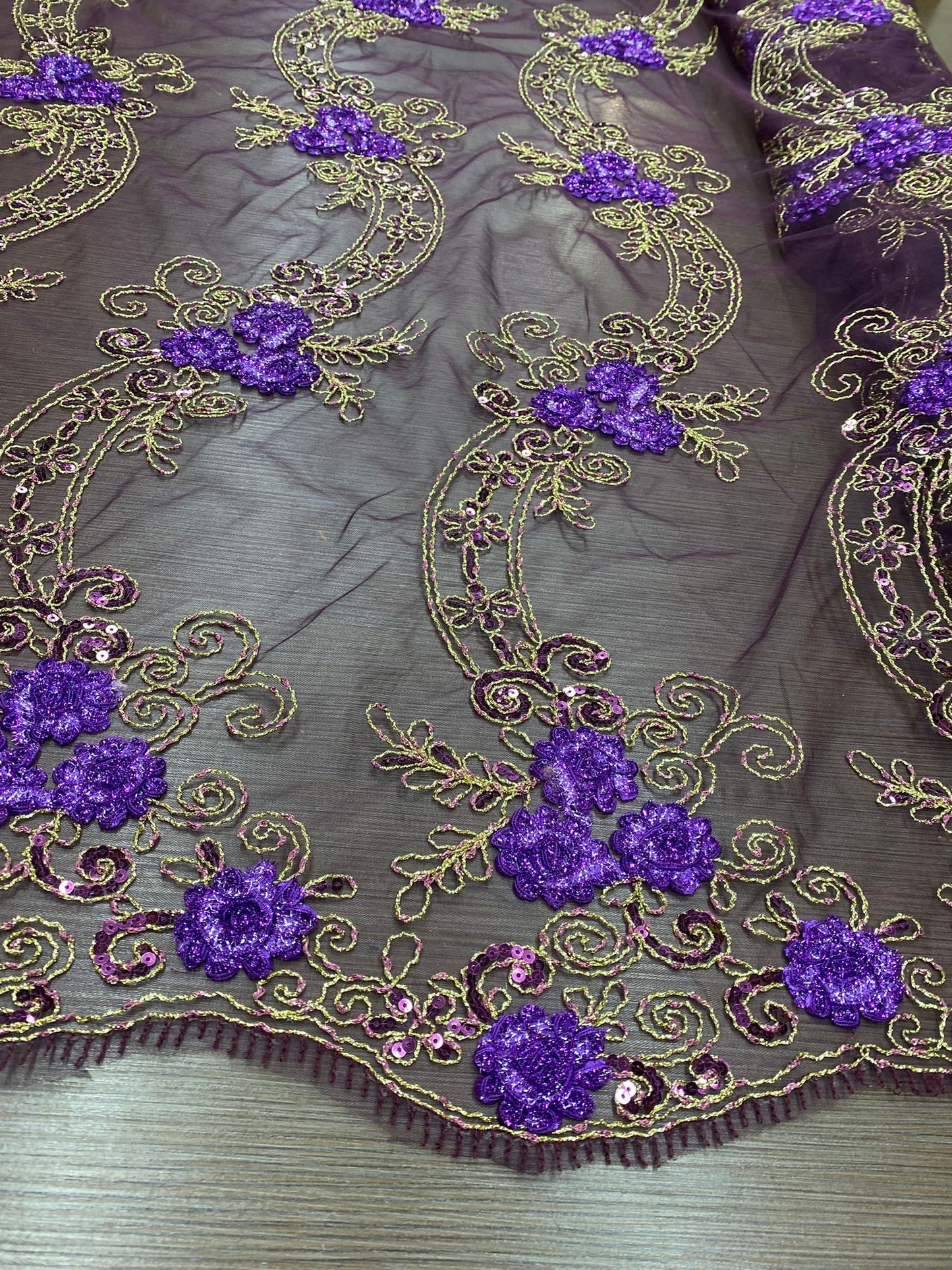 Broderie pe tulle, fir lame auriu cu flori 3D mov