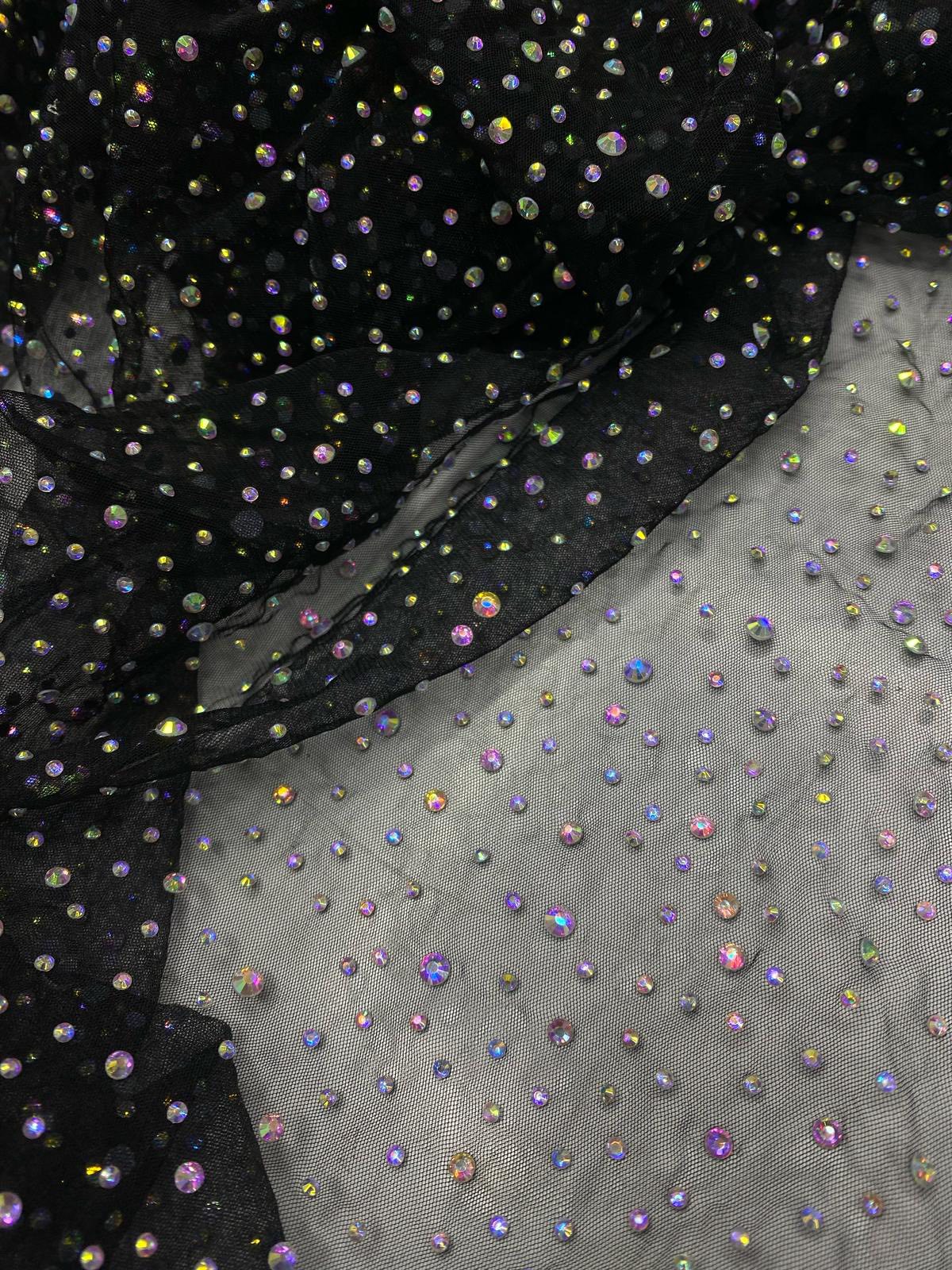 Tulle negru, accesorizat cu multe strasuri multicolore