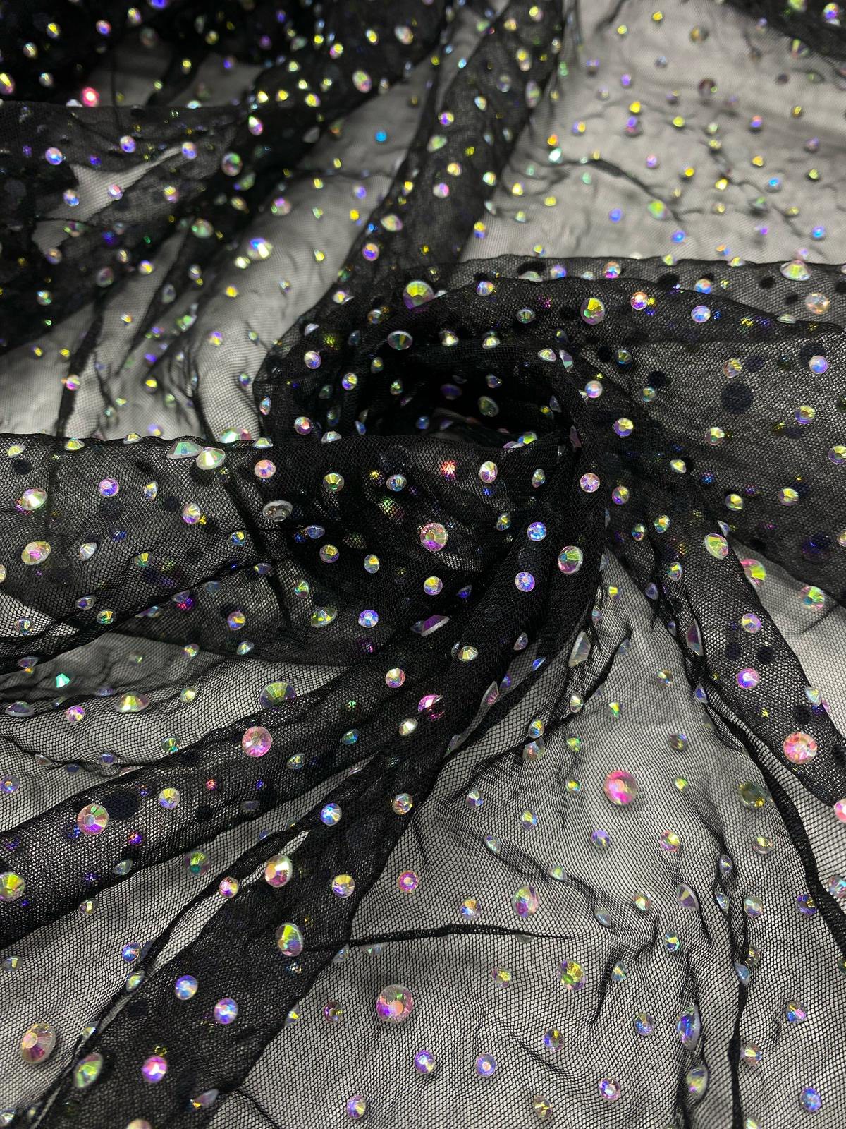 Tulle negru, accesorizat cu multe strasuri multicolore