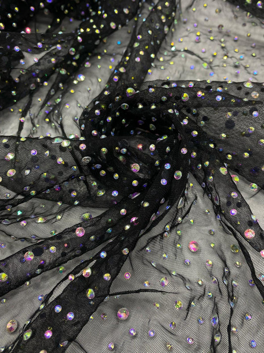 Tulle negru, accesorizat cu multe strasuri multicolore