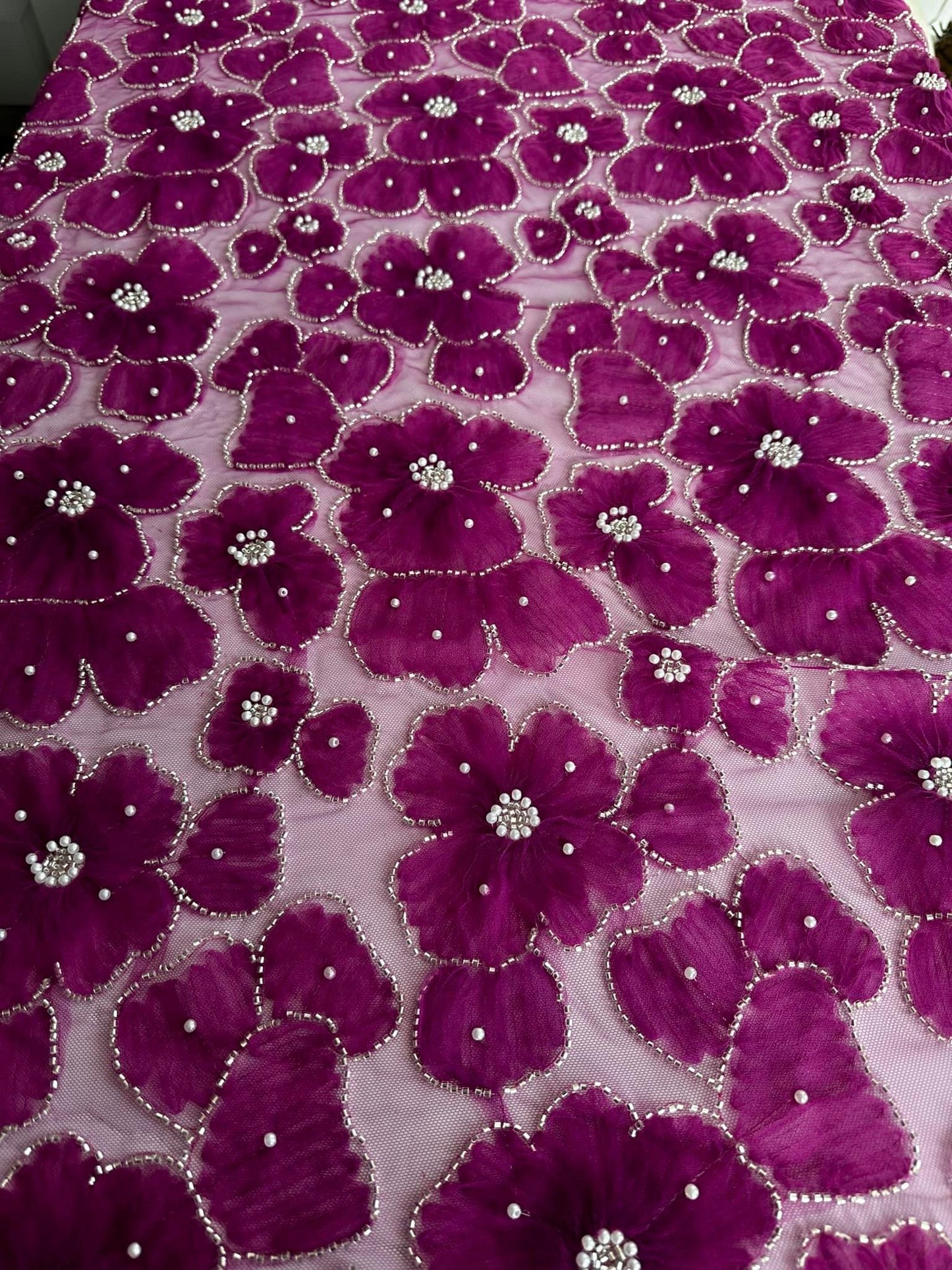 Broderie pe tulle cu floricele, Mov