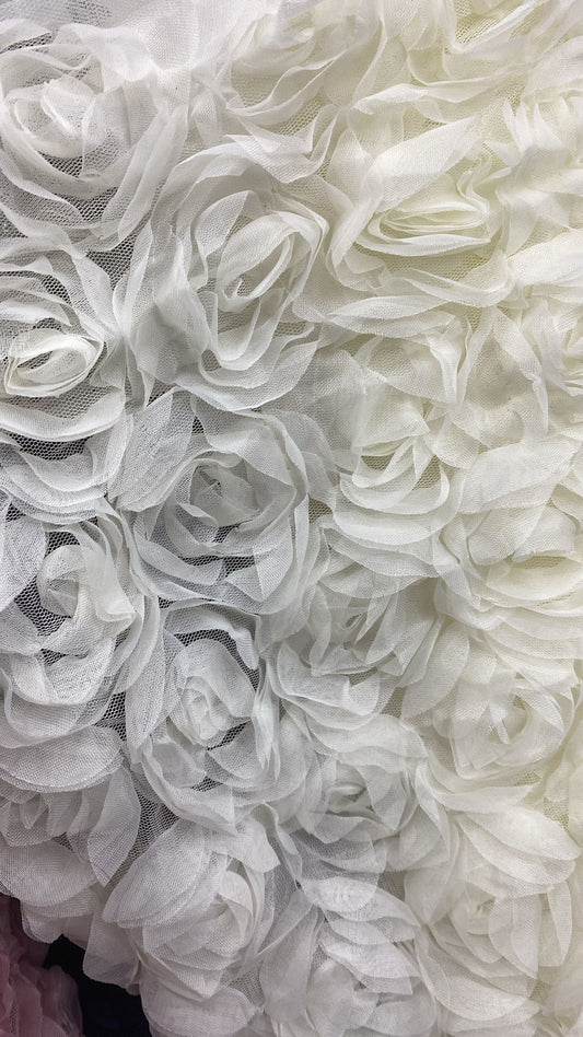Floricele 3D pe suport de tulle , Alb