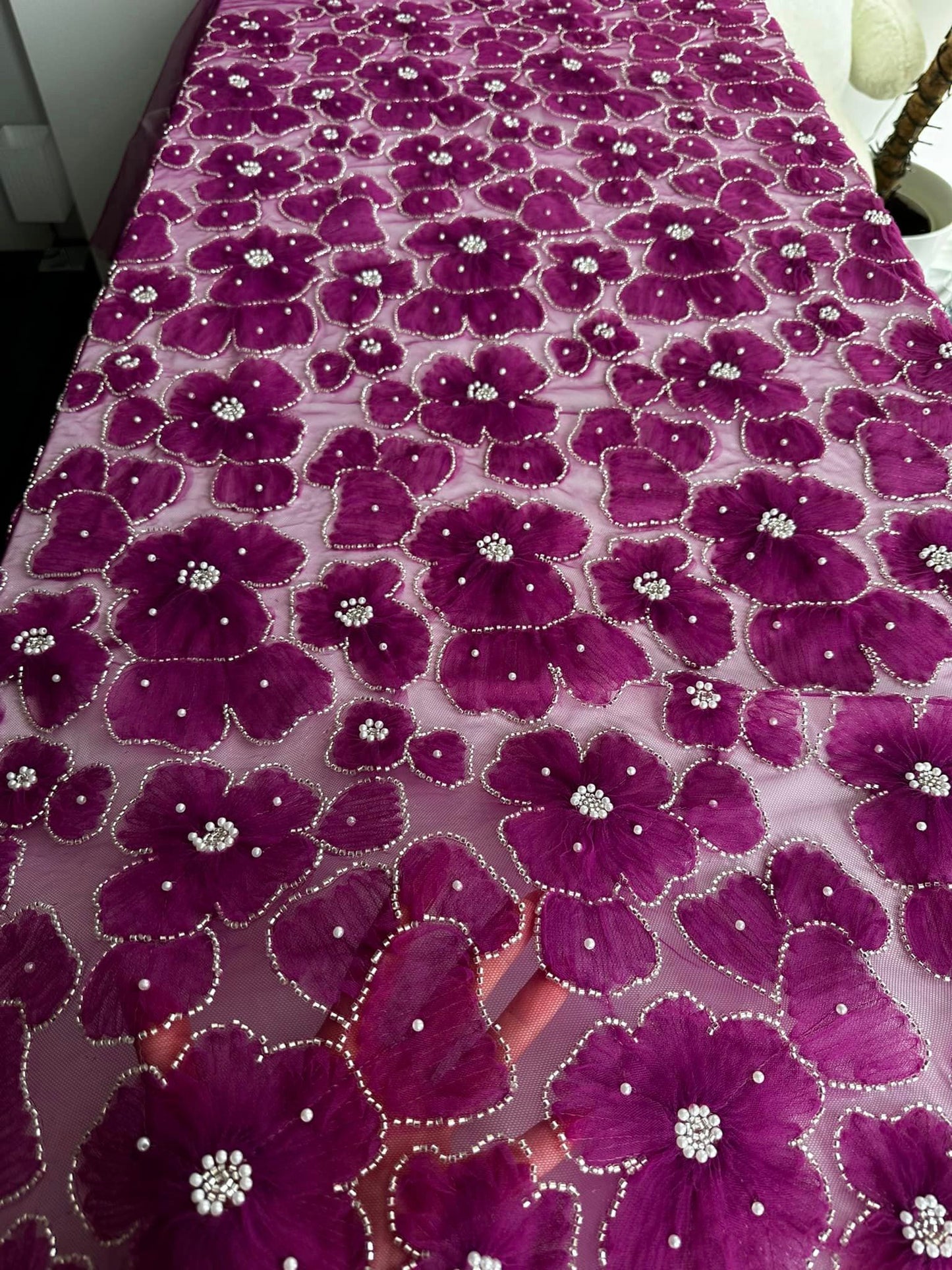 Broderie pe tulle cu floricele, Mov