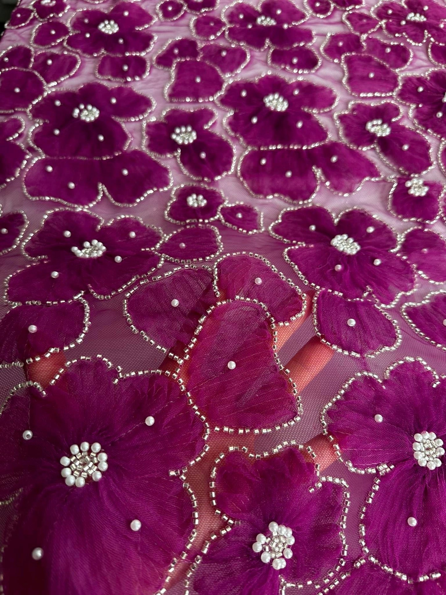 Broderie pe tulle cu floricele, Mov