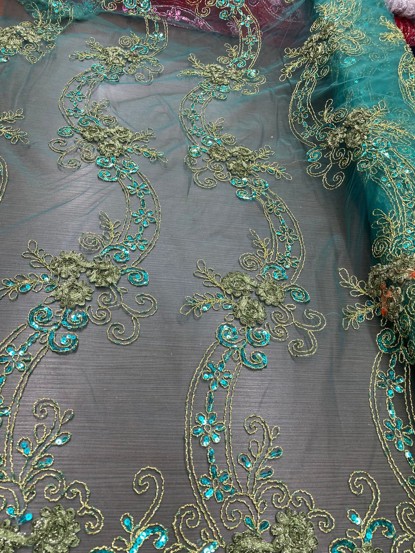 Broderie pe tulle Turqoise cu paiete fir lame, model 3D