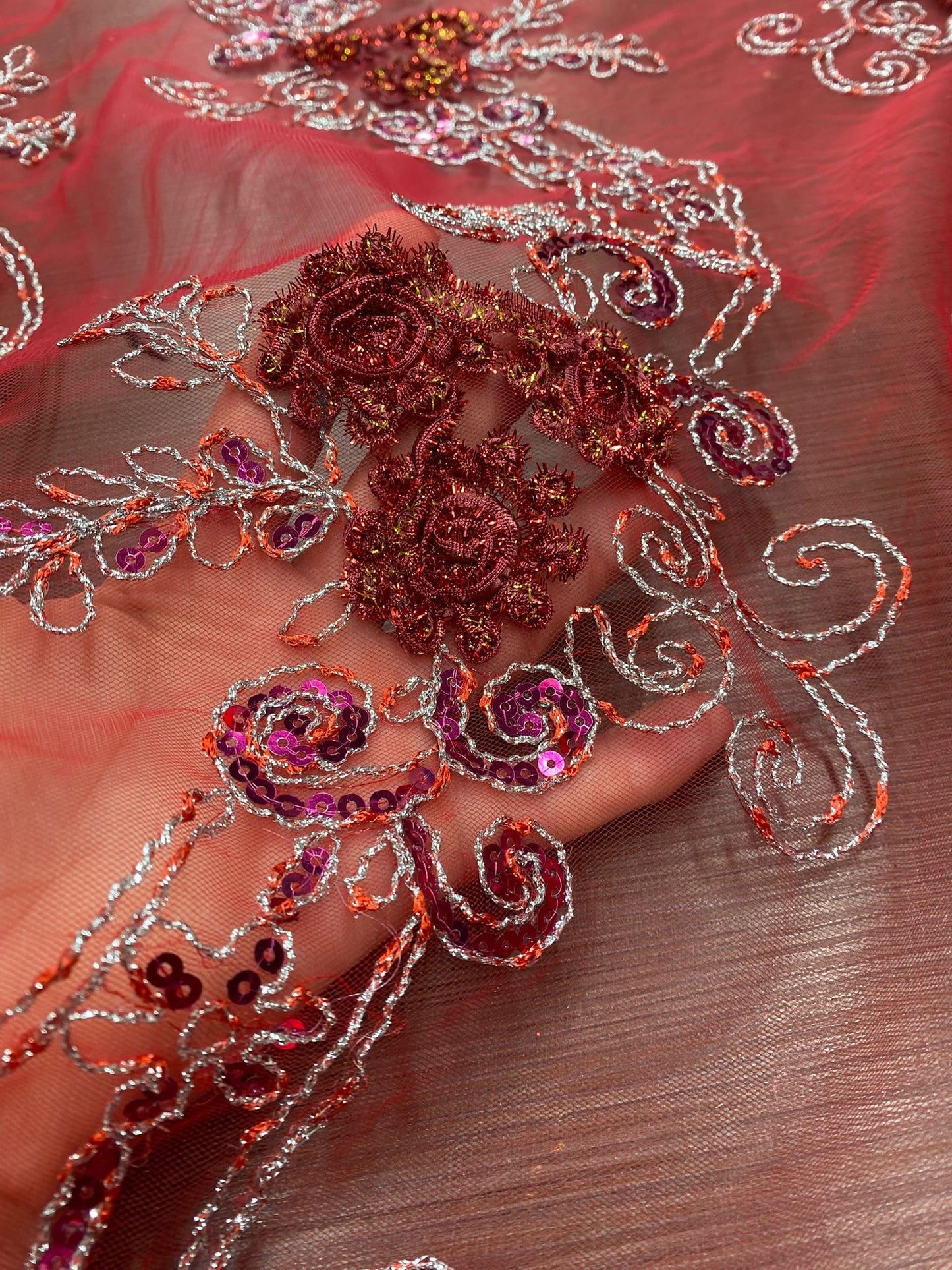 Broderie pe tulle Rosu cu paiete Fuxia si fir lame, model 3D