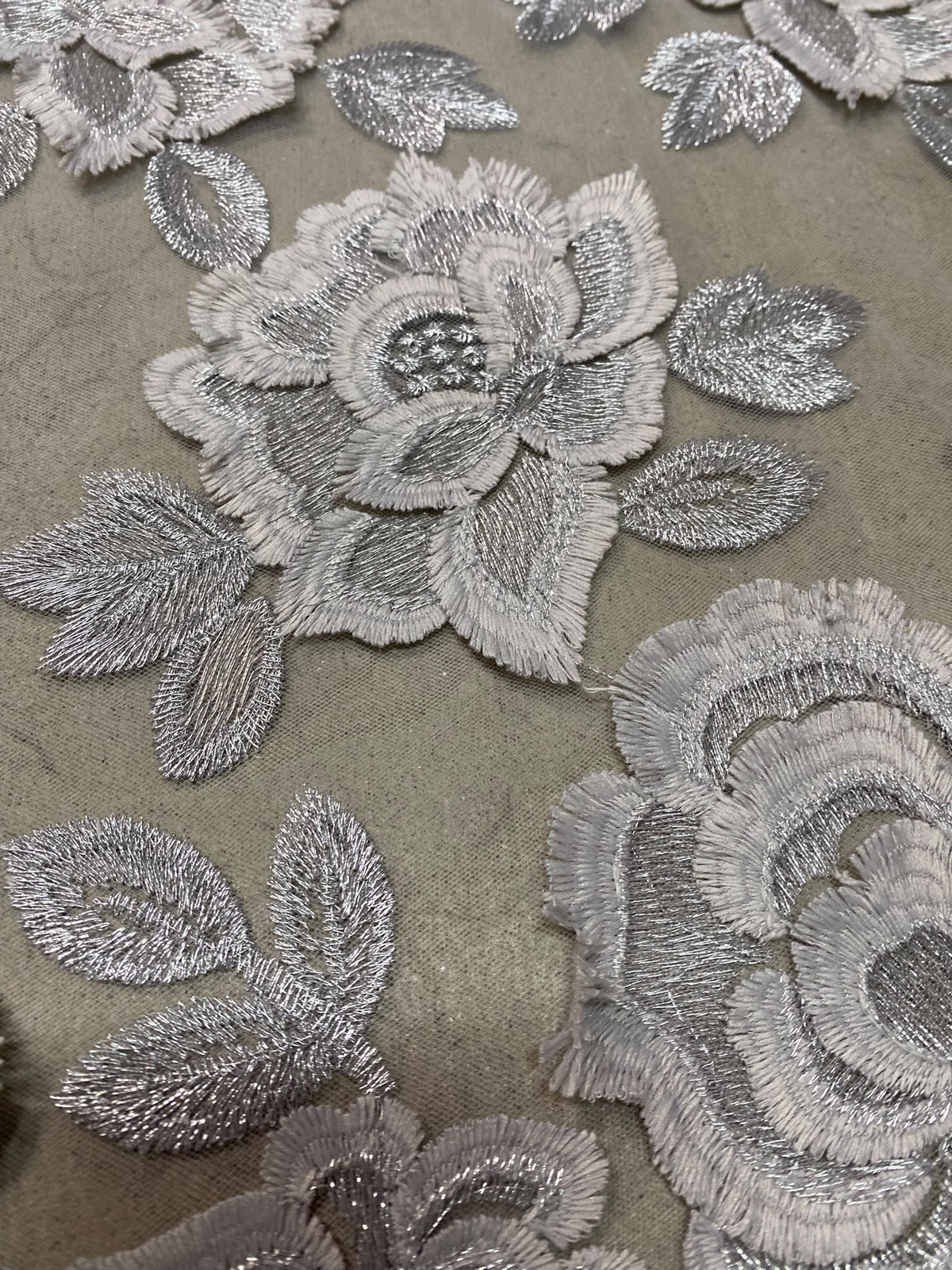 Broderie accesorizata cu flori , Alb- MODEL IRENE