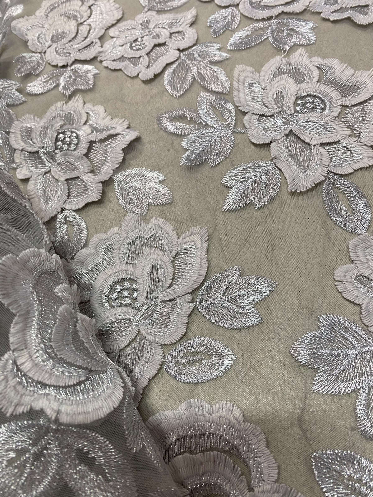 Broderie accesorizata cu flori , Alb- MODEL IRENE