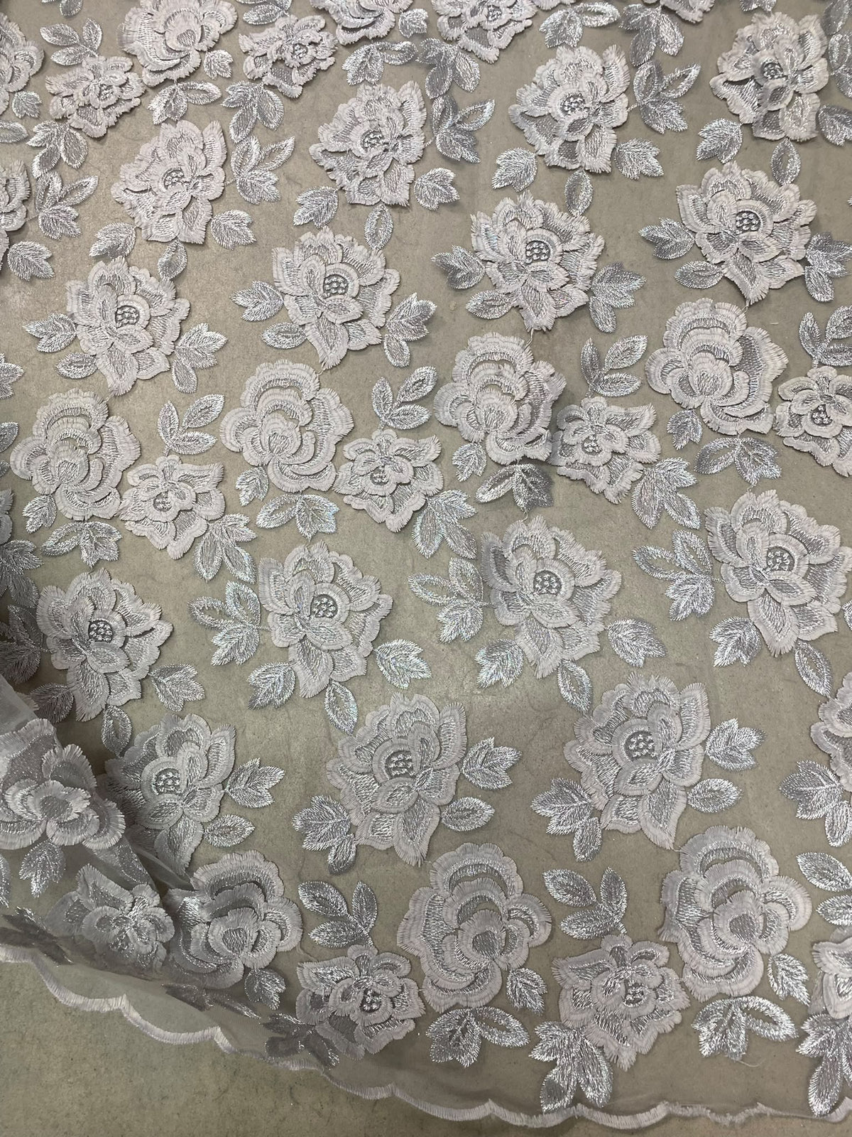 Broderie accesorizata cu flori , Alb- MODEL IRENE