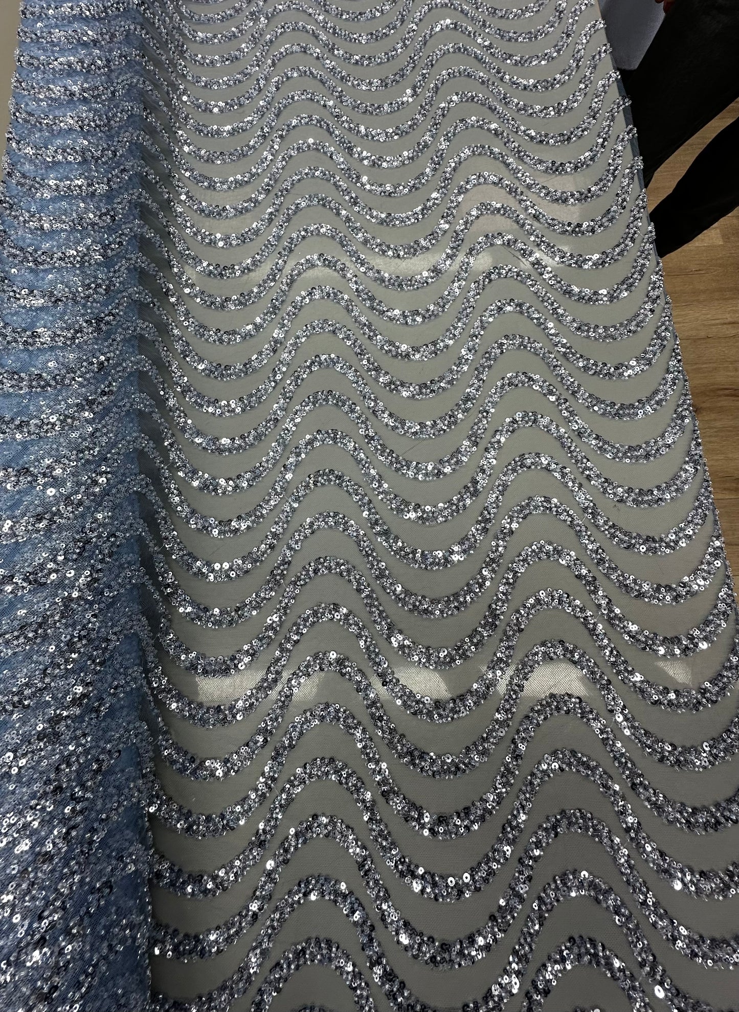 Broderie accesorizata cu paiete si mărgele , albstru deschis . Model AMIRA