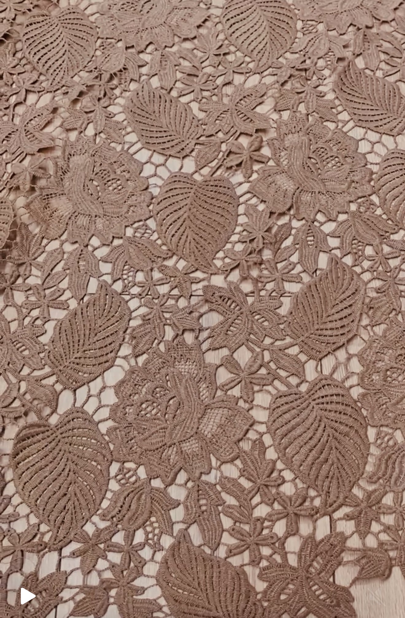 Dantela florala accesorizata, Mocha ( Cappucino )