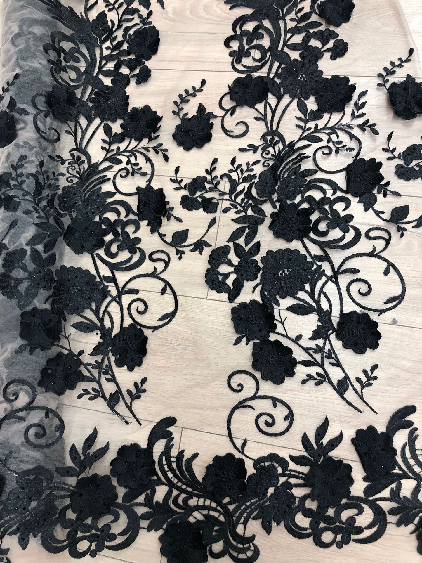 Broderie pe tulle cu flori 3D , Negru / MODEL ALARA