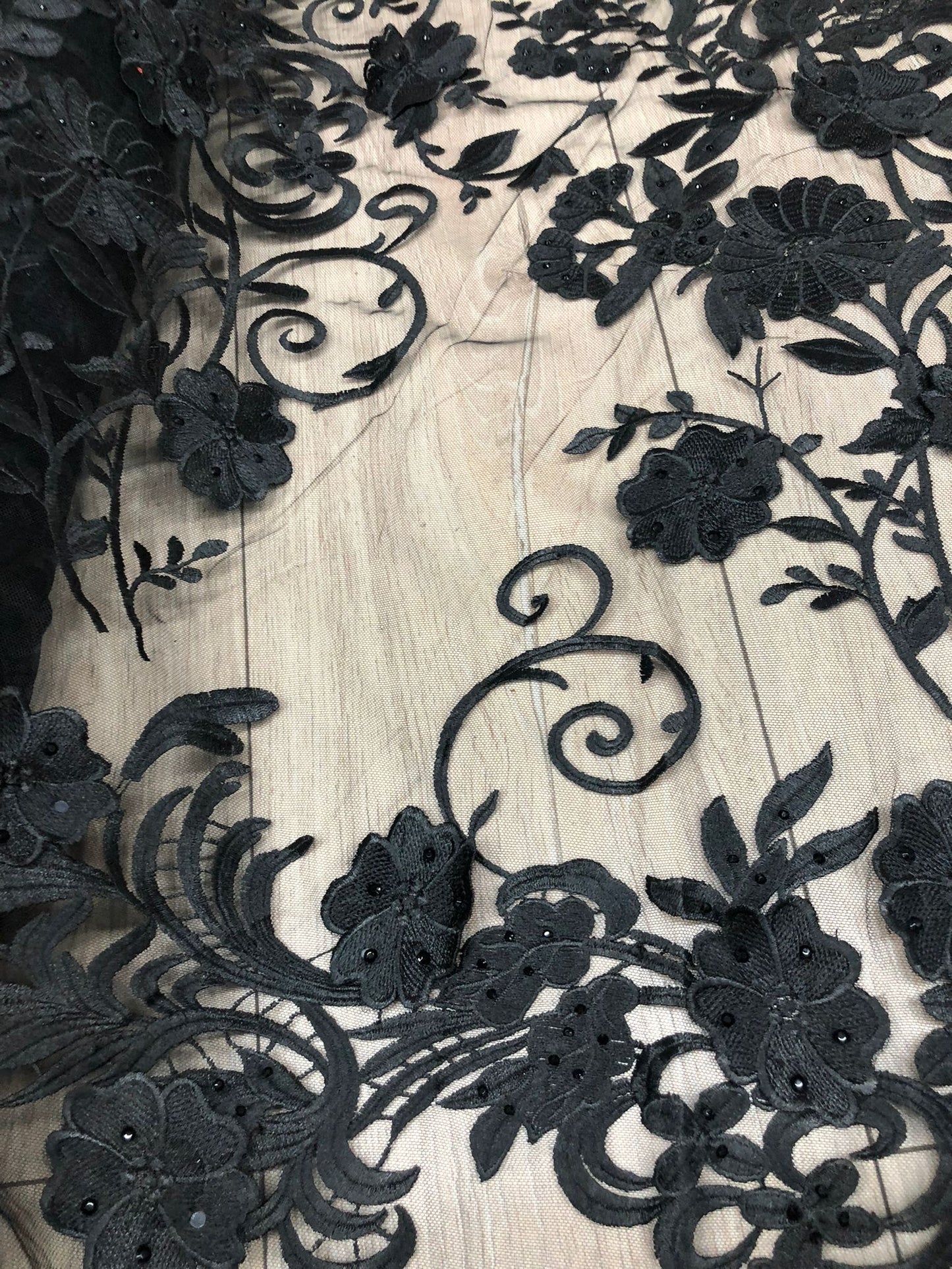 Broderie pe tulle cu flori 3D , Negru / MODEL ALARA
