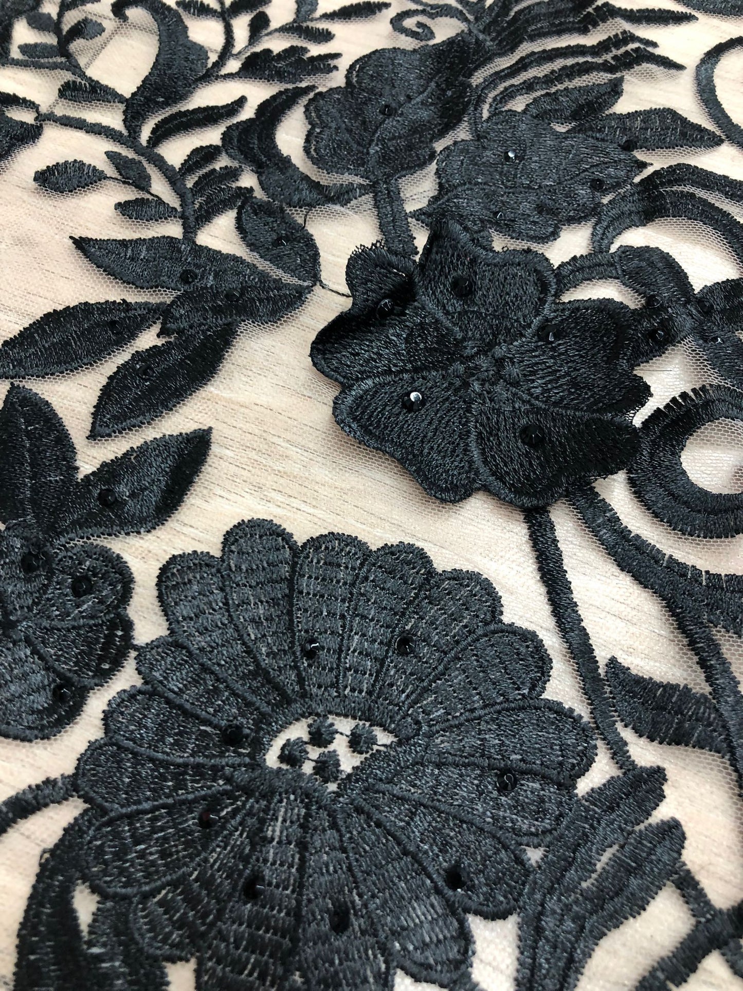 Broderie pe tulle cu flori 3D , Negru / MODEL ALARA