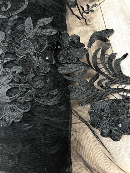 Broderie pe tulle cu flori 3D , Negru / MODEL ALARA