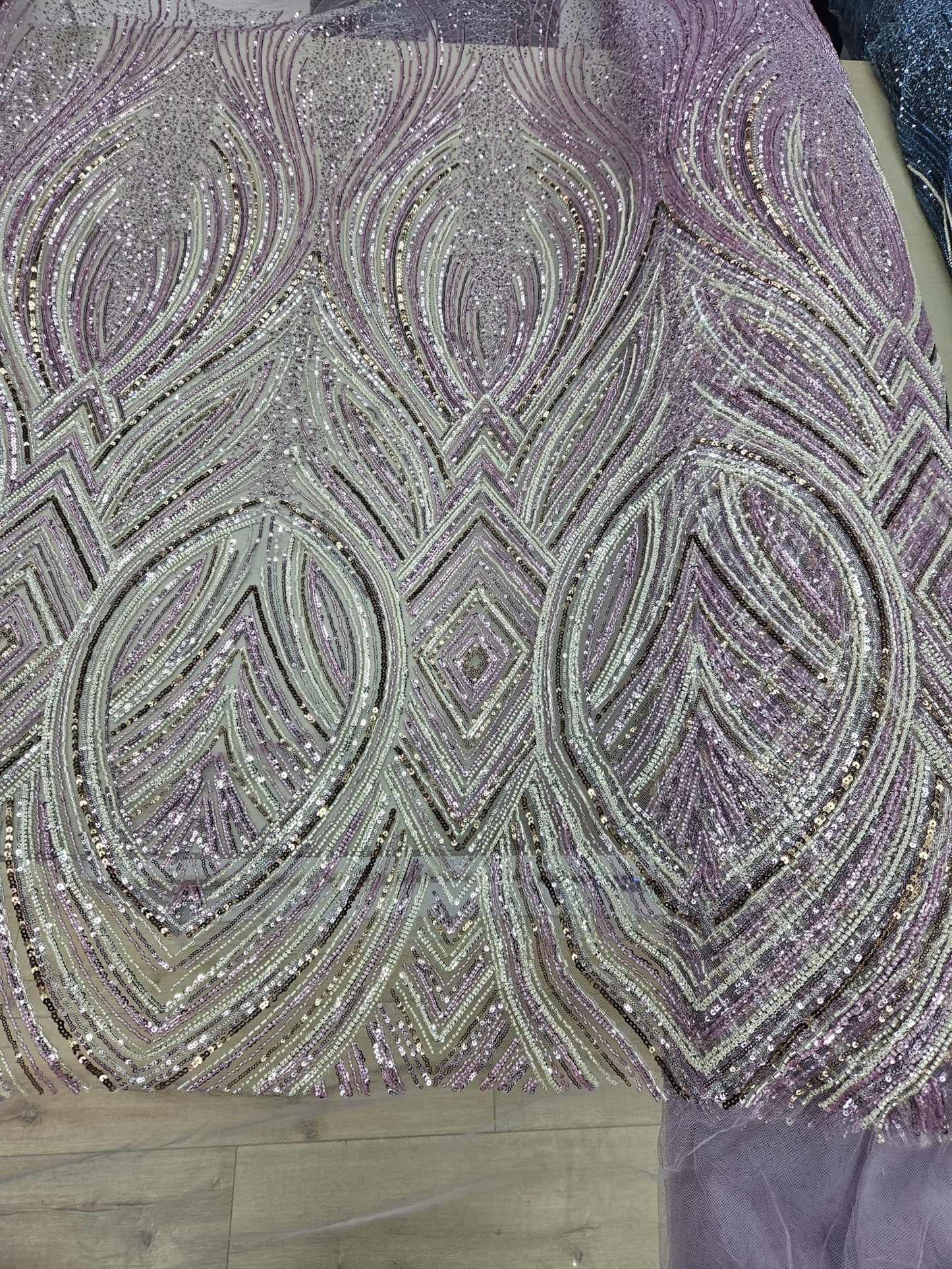 Broderie accesorizata cu paiete si margele tubulare , Mov- MODEL GEO