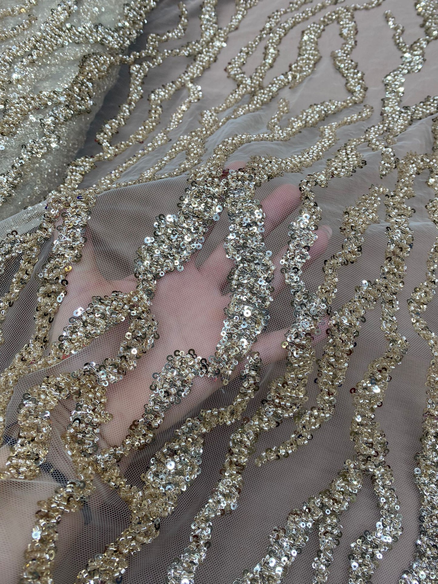 Broderie accesorizata cu paiete , Auriu - MODEL AZIZE
