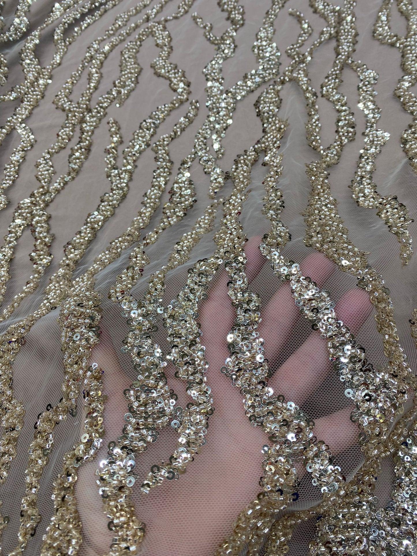 Broderie accesorizata cu paiete , Auriu - MODEL AZIZE