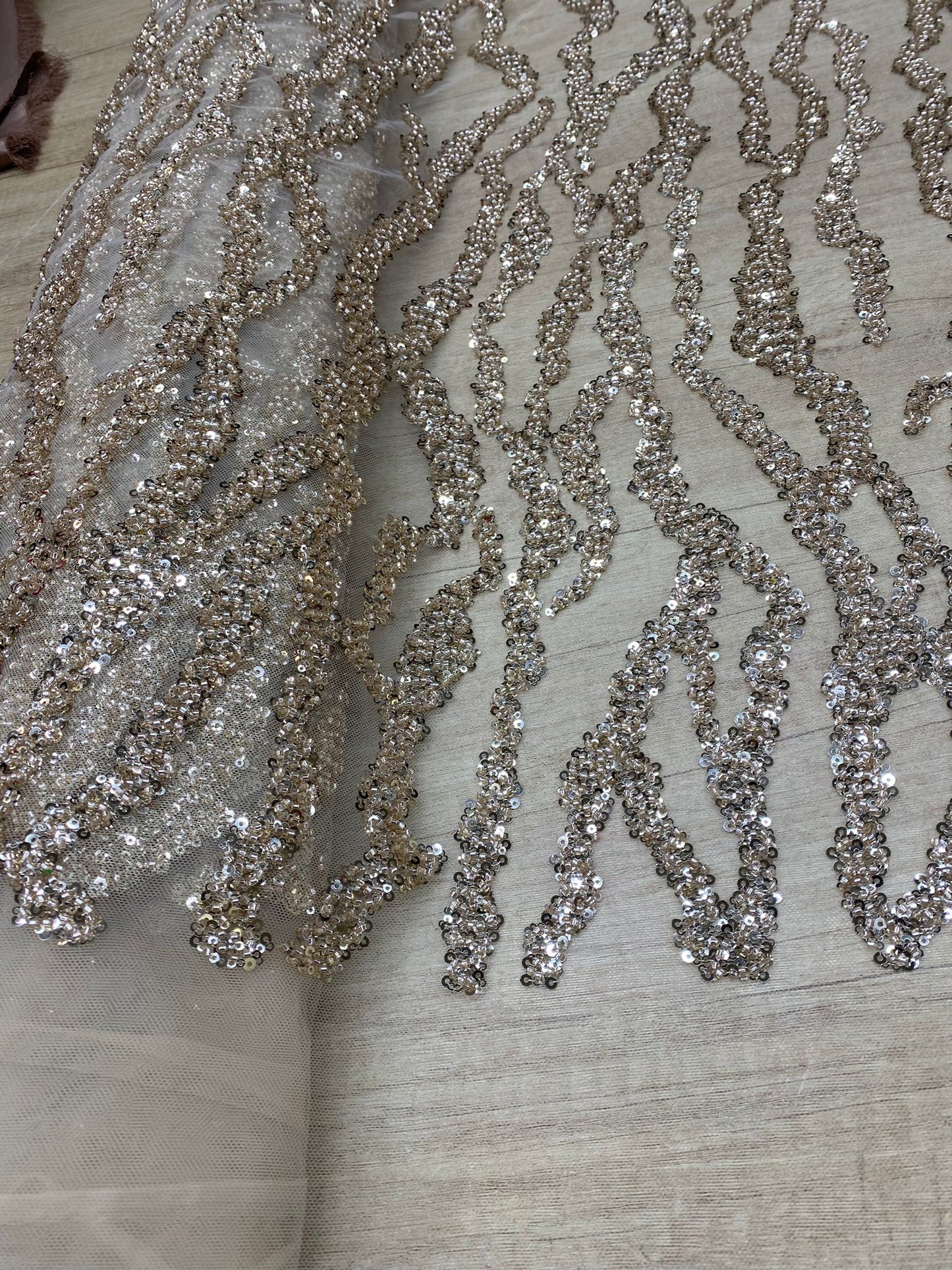 Broderie accesorizata cu paiete , Auriu - MODEL AZIZE
