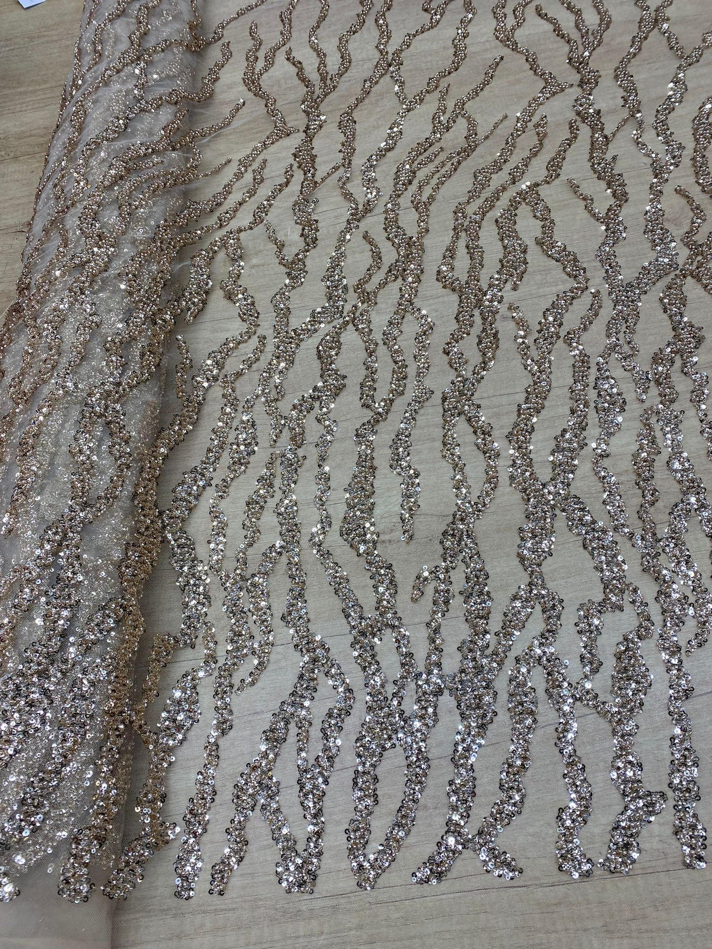 Broderie accesorizata cu paiete , Auriu - MODEL AZIZE