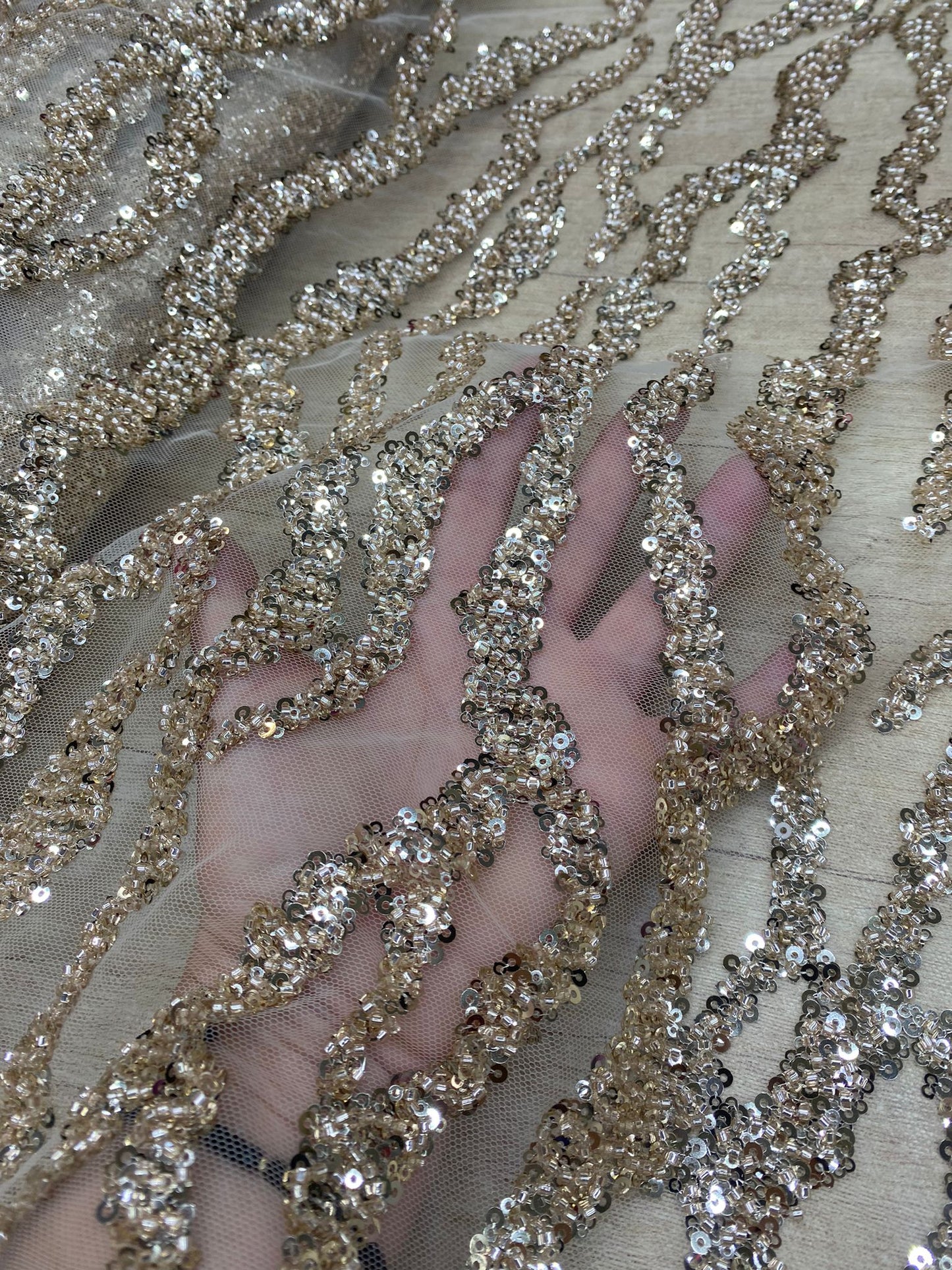 Broderie accesorizata cu paiete , Auriu - MODEL AZIZE