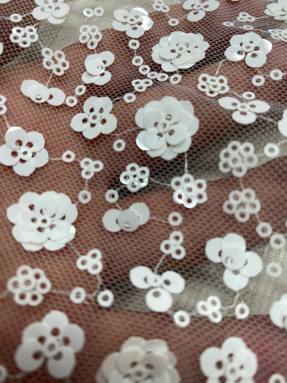 Tulle accesorizat cu floricele din paiete ,  Alb
