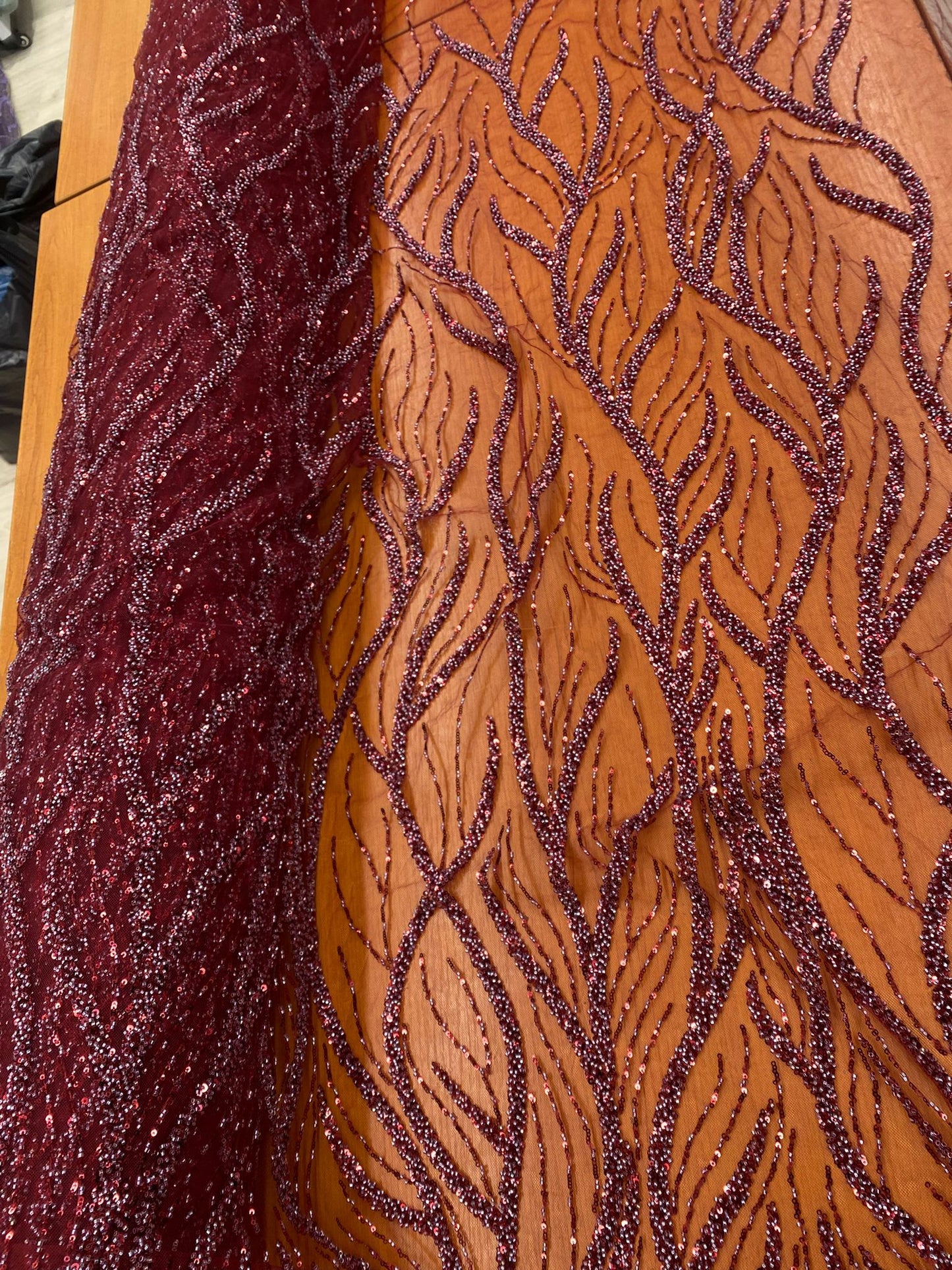 Broderie accesorizata cu paiete si margele, Visiniu - MODEL BEAUTY