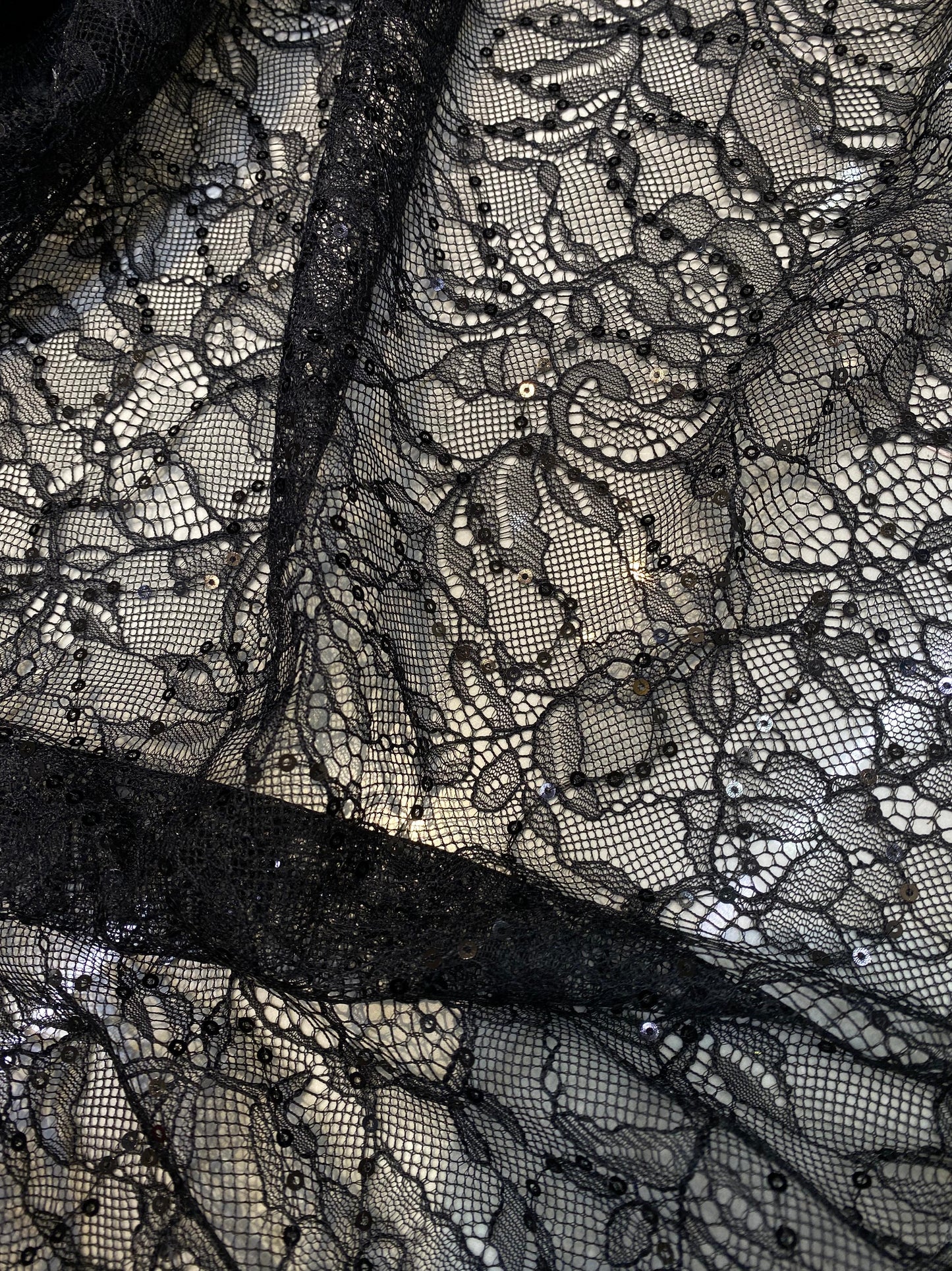 Dantela Chantily Accesorizata Cu Paiete, Negru