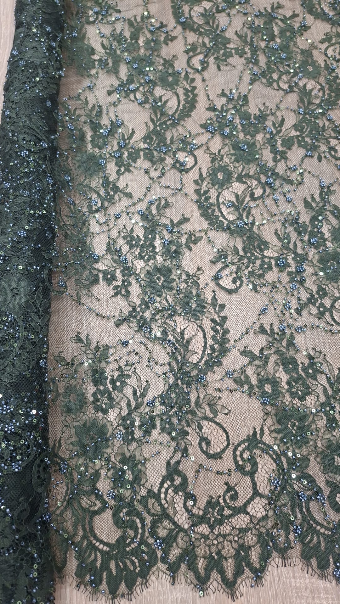 Dantela Chantily accesorizata cu paiete si margele, Verde Inchis