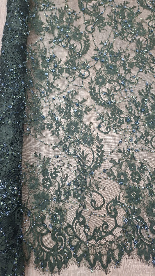 Dantela Chantily accesorizata cu paiete si margele, Verde Inchis