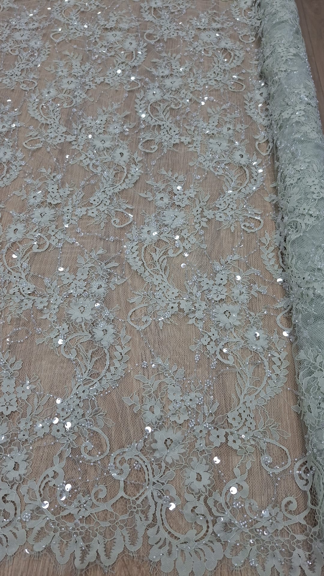Dantela Chantily accesorizata cu paiete si margele, Gri