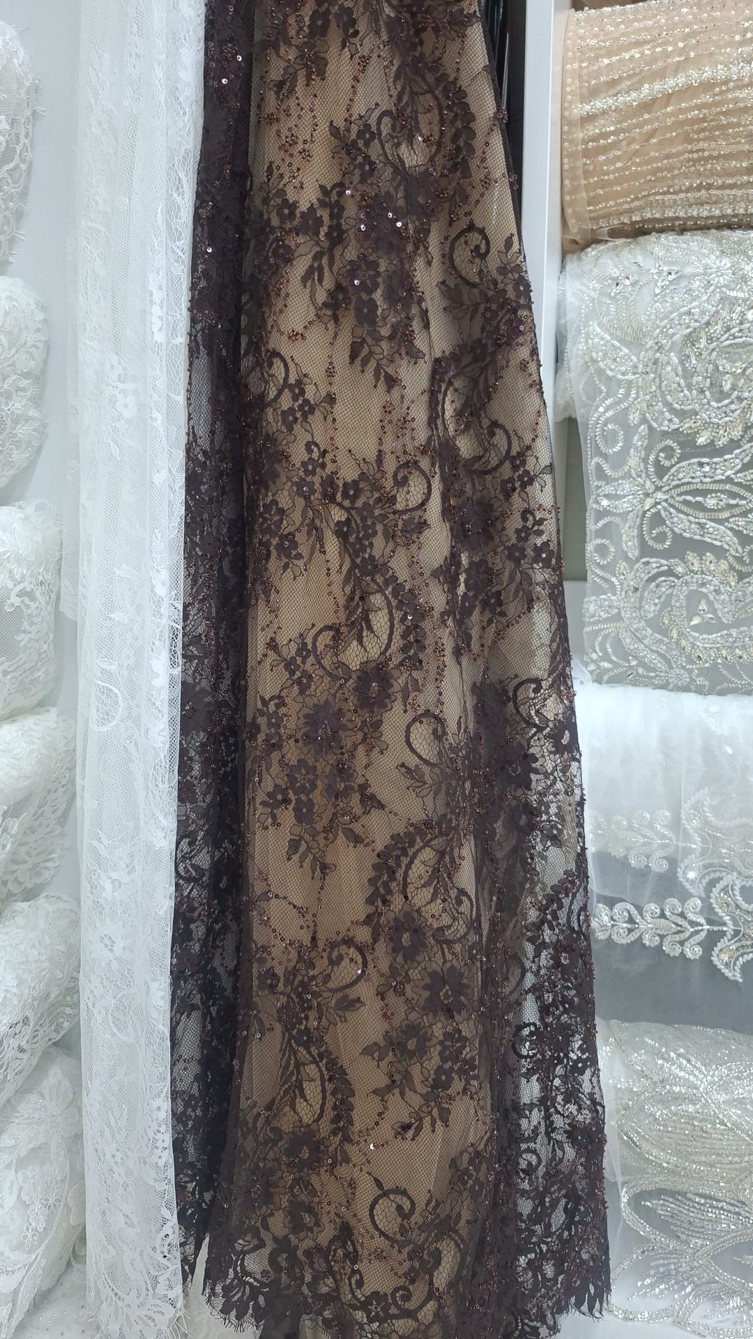 Dantela Chantily accesorizata cu paiete si margele, Negru