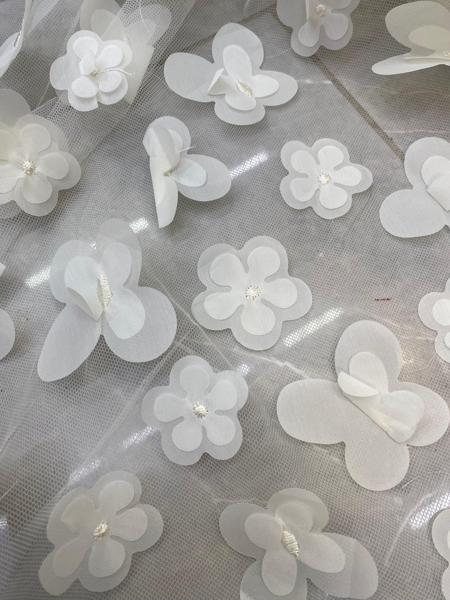Tulle accesorizat cu flori 3D , Alb