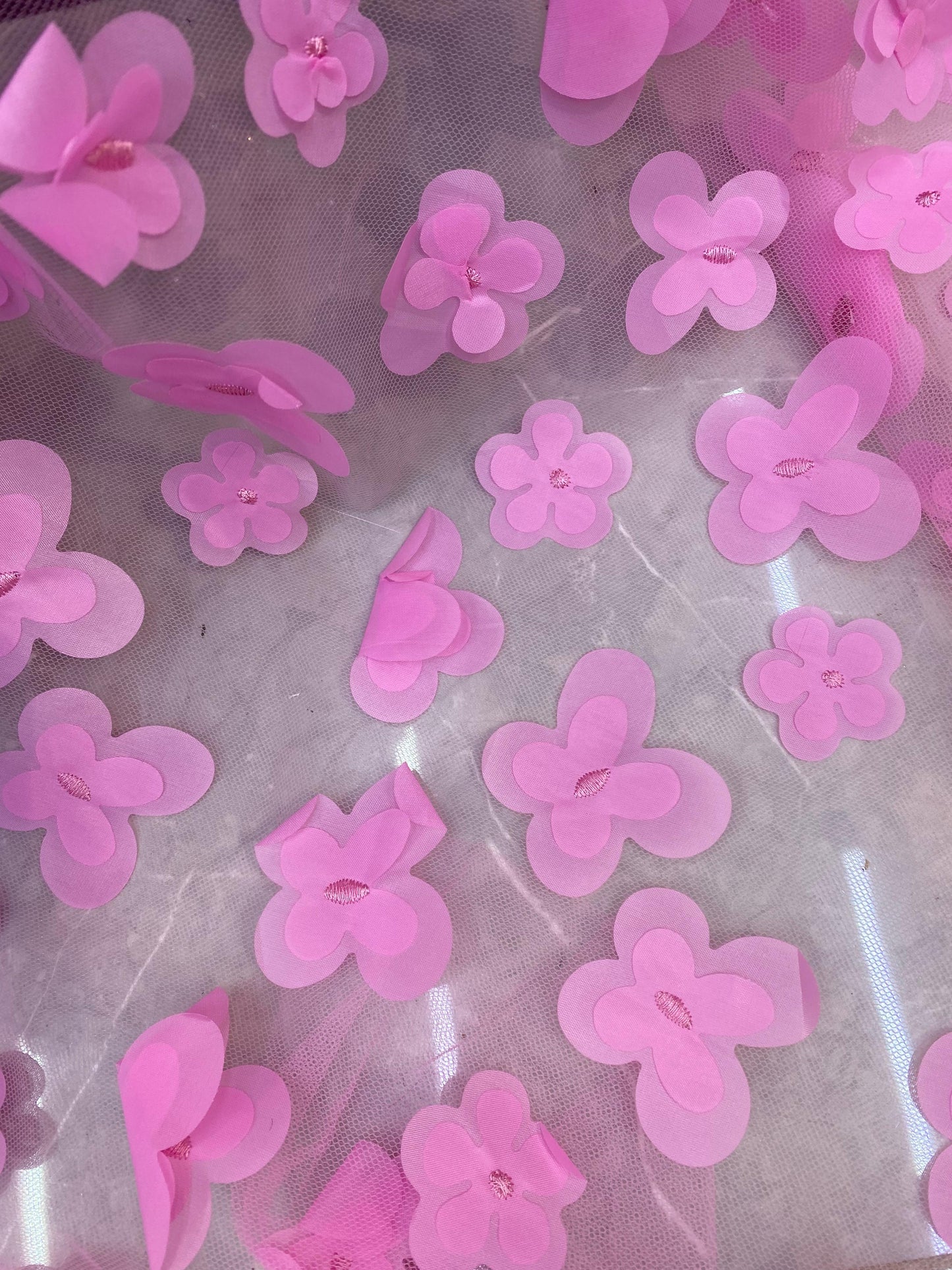 Tulle accesorizat cu flori 3D , Roz Bombon