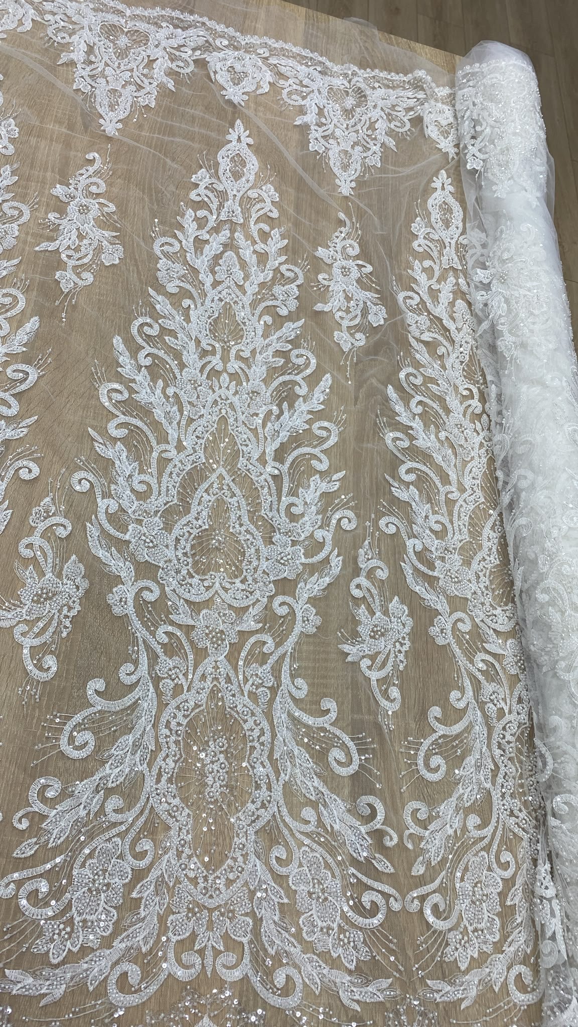 Broderie accesorizata cu paiete si margele , Alb - MODEL BERRIN