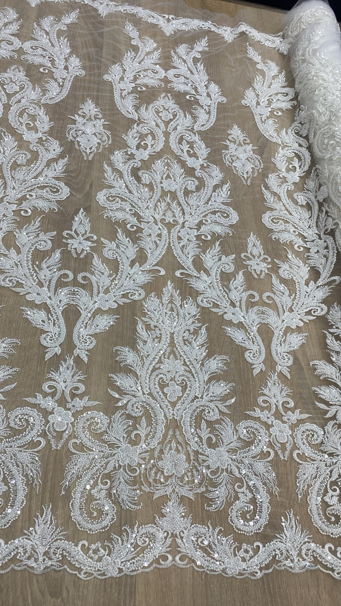 Broderie accesorizata cu paiete si margele, Alb   MODEL CERREN