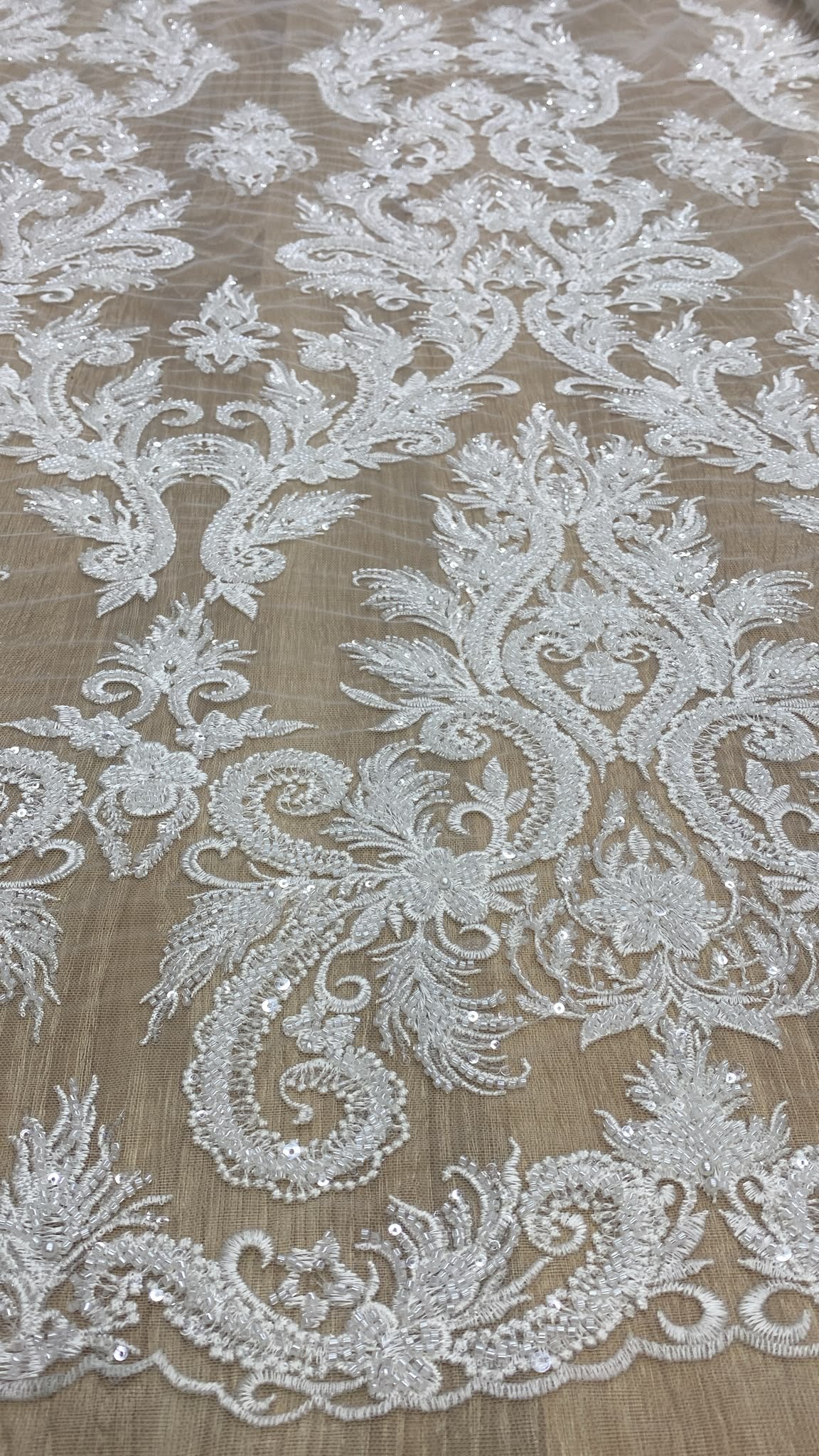 Broderie accesorizata cu paiete si margele, Alb   MODEL CERREN