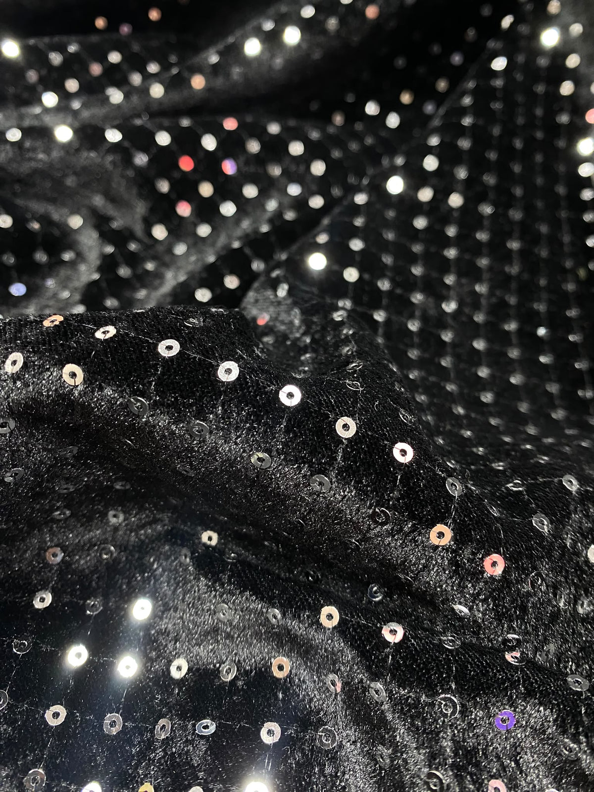 Catifea neagra cu paiete argintii, Negru