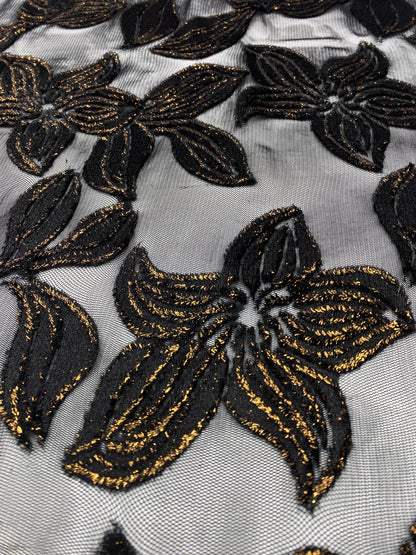 Broderie cu fir lame pe suport de tulle negru