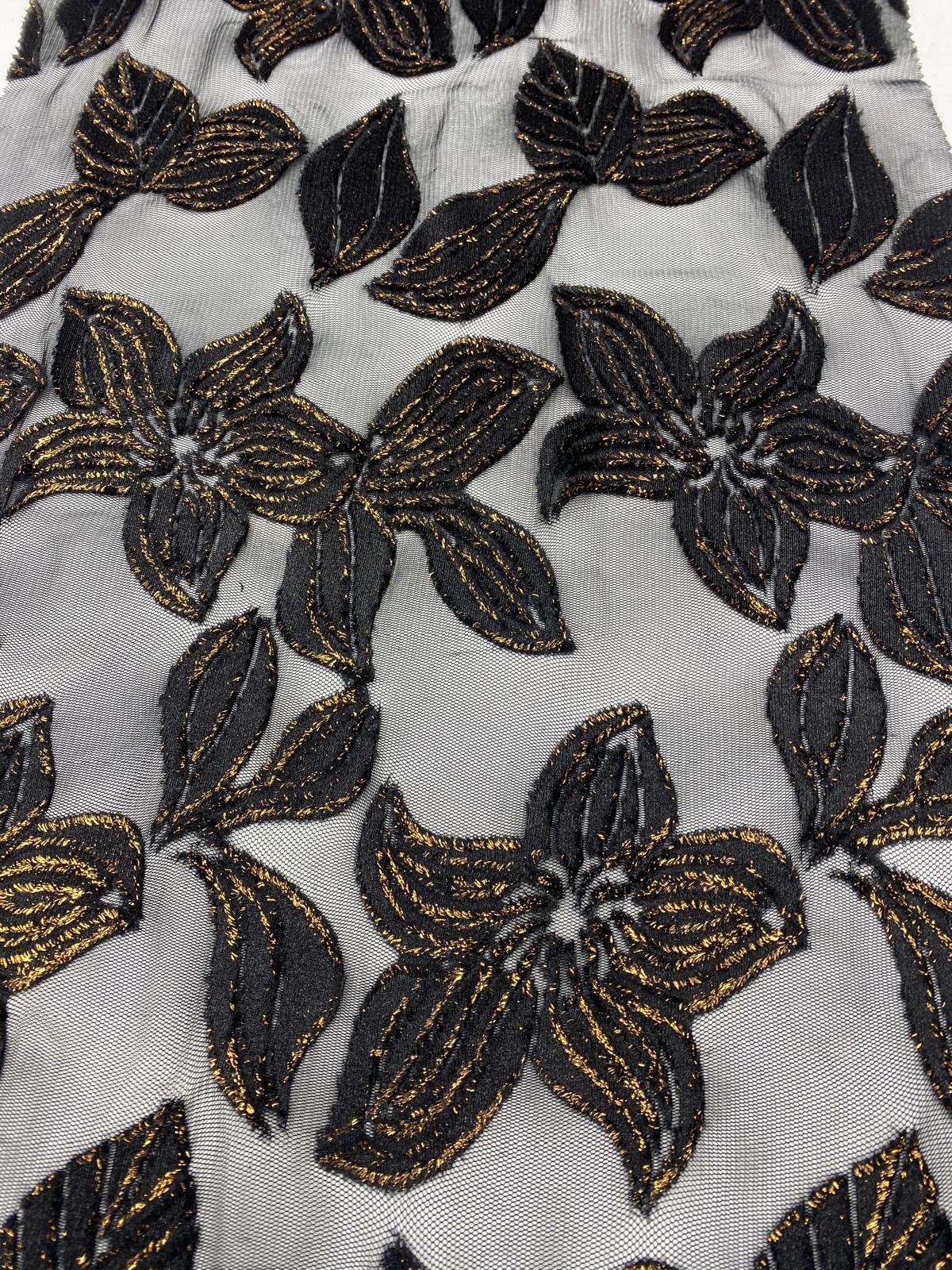Broderie cu fir lame pe suport de tulle negru