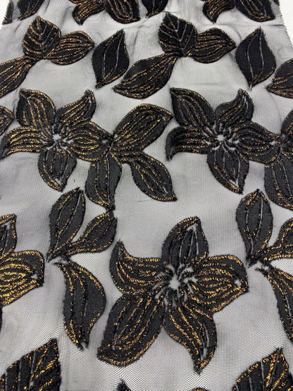 Broderie cu fir lame pe suport de tulle negru