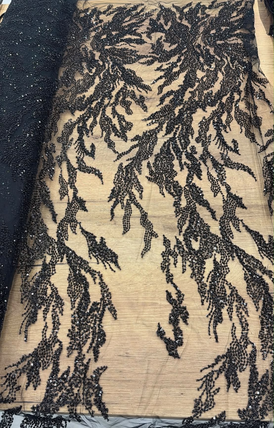 Broderie accesorizata cu paiete si margele , Negru - MODEL EFFIE