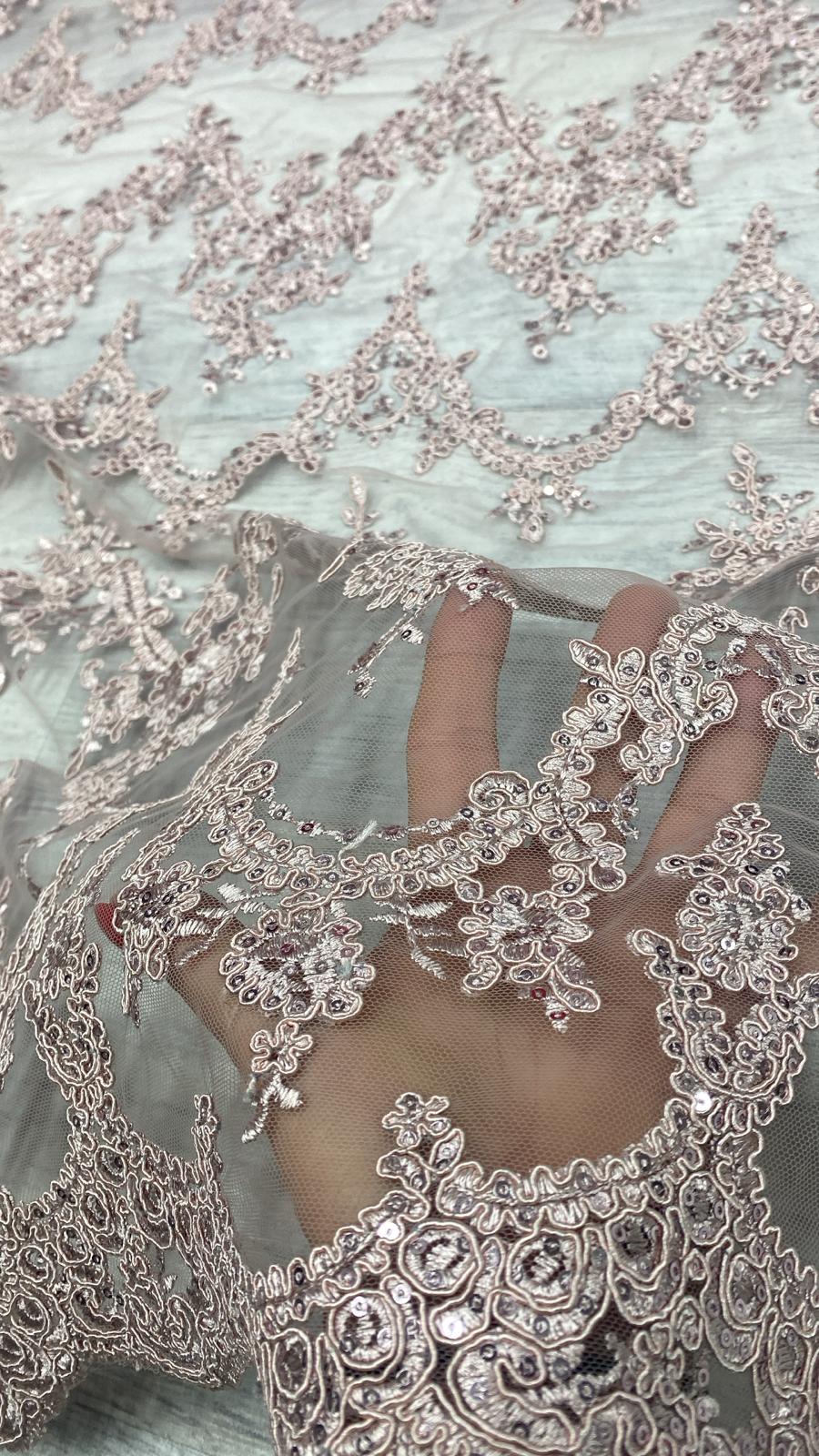Tulle brodat, accesorizat cu paiete, Roz